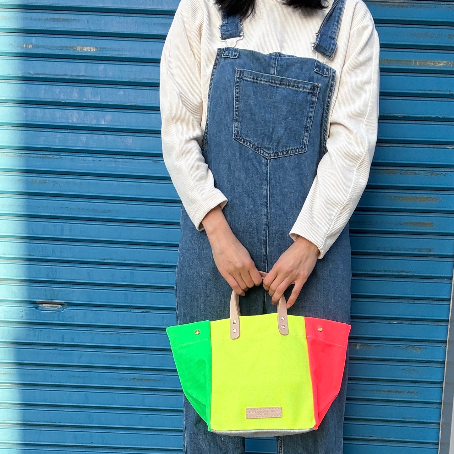 Comes with a multi-colored bag and a free pouch