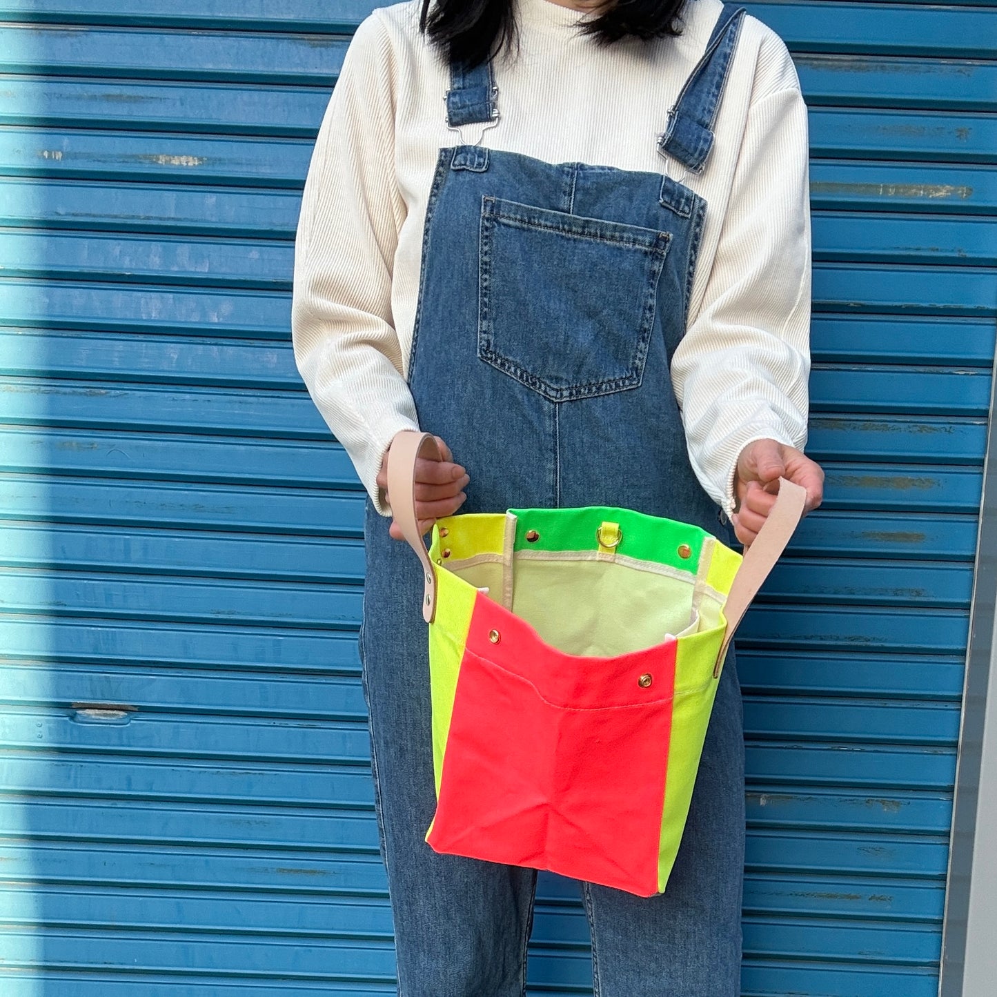 Comes with a multi-colored bag and a free pouch