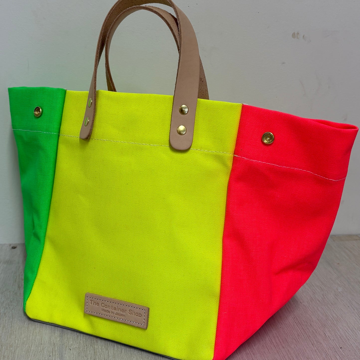 Comes with a multi-colored bag and a free pouch