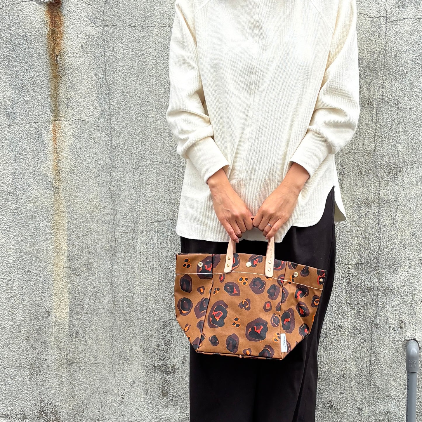 ラスト１）軽くて拭ける」Coated PVC（SQ）HOTSPOTS（MOCA）