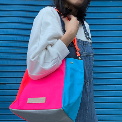 Comes with a multi-colored bag and a free pouch