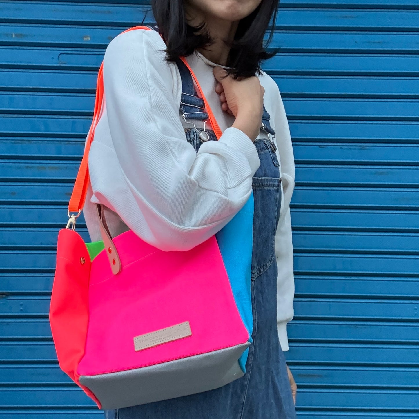 Comes with a multi-colored bag and a free pouch