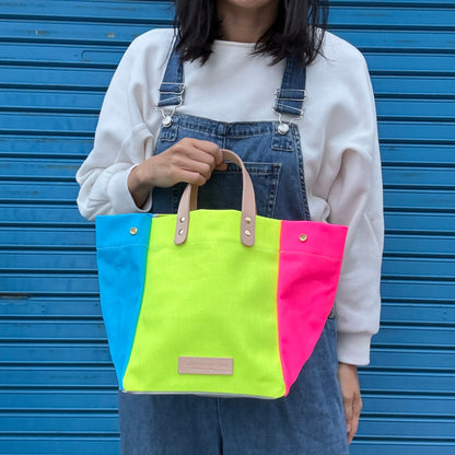 Comes with a multi-colored bag and a free pouch