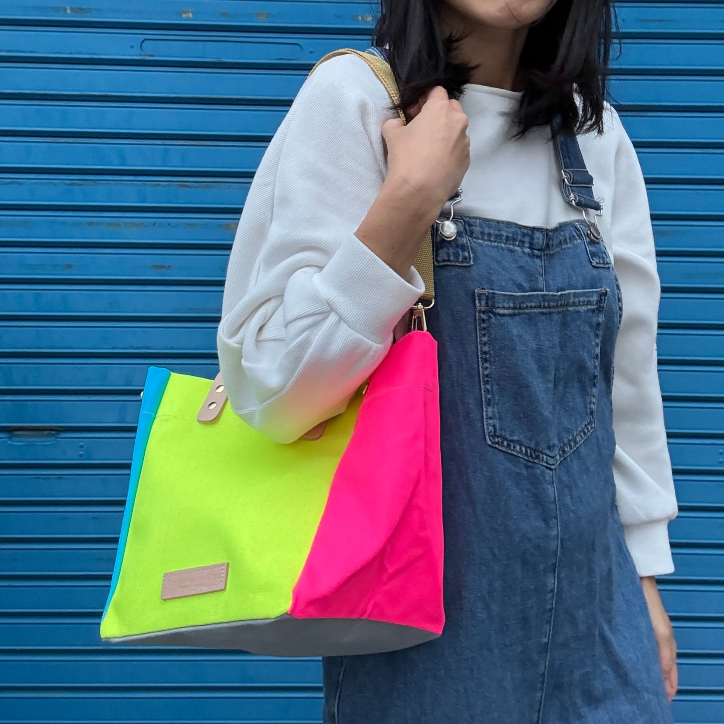 Comes with a multi-colored bag and a free pouch