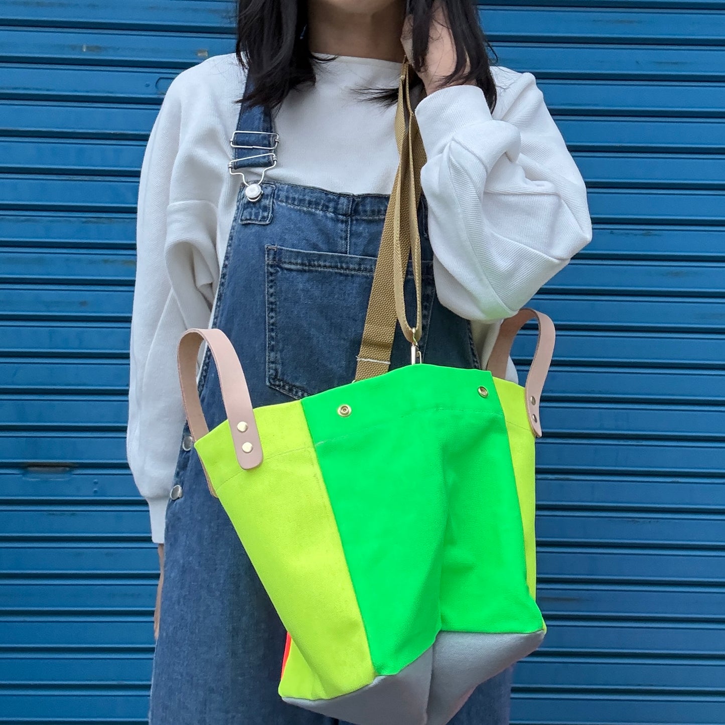 Comes with a multi-colored bag and a free pouch