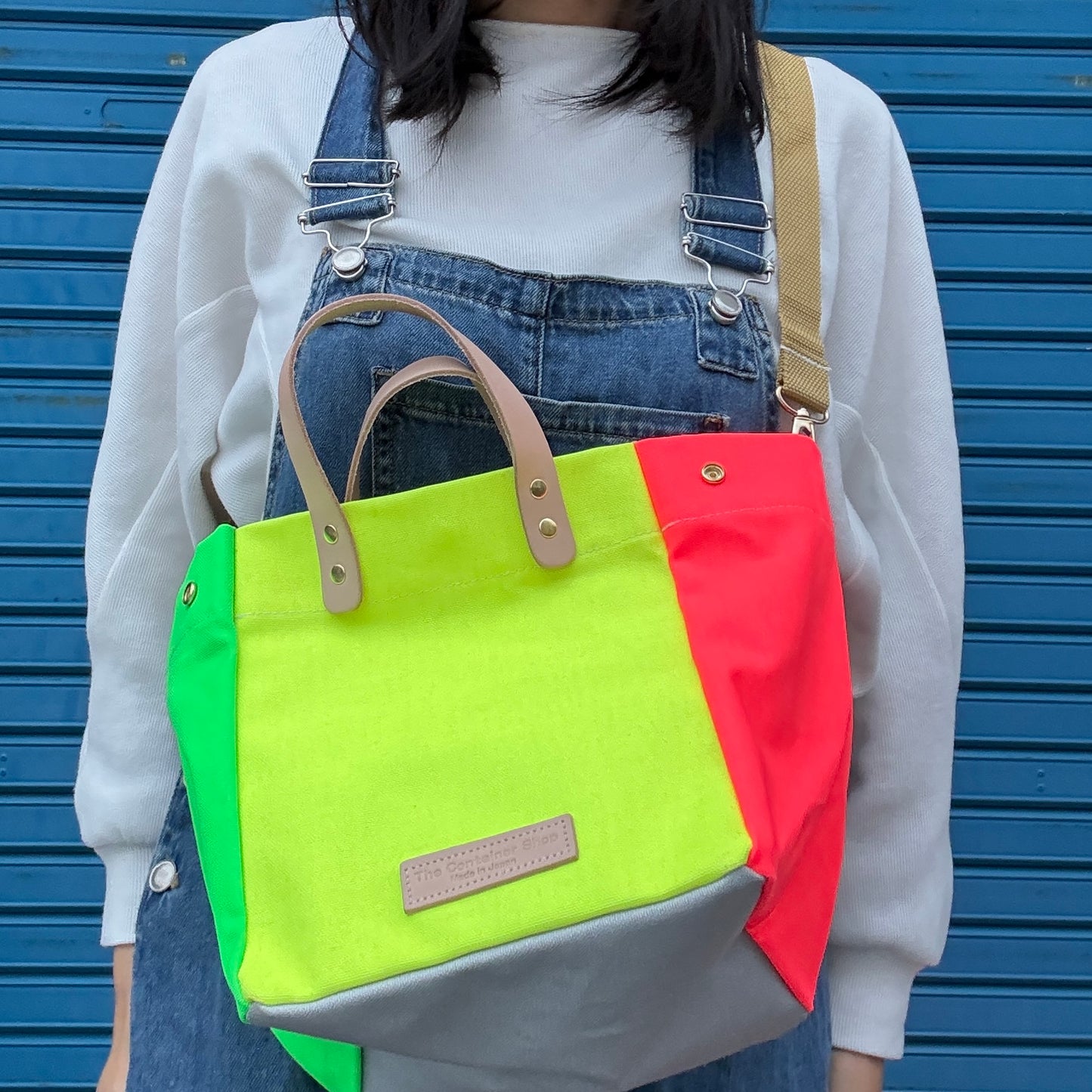 Comes with a multi-colored bag and a free pouch