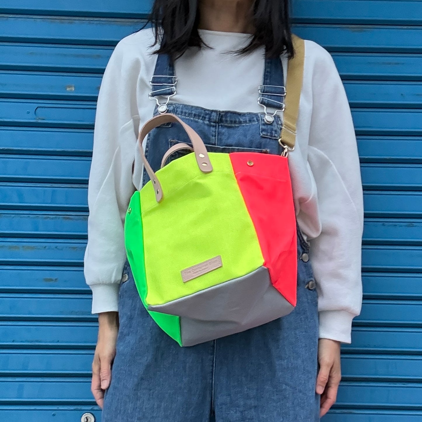 Comes with a multi-colored bag and a free pouch