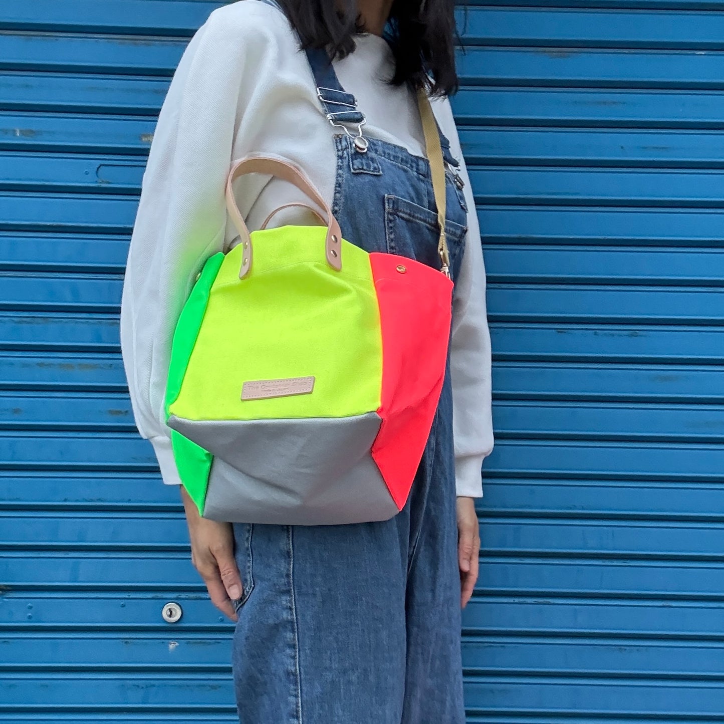 Comes with a multi-colored bag and a free pouch