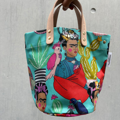 4月中旬発送＜数量限定＞「軽くて拭ける」Coated PVC（丸底バッグ）Frida con la Plums