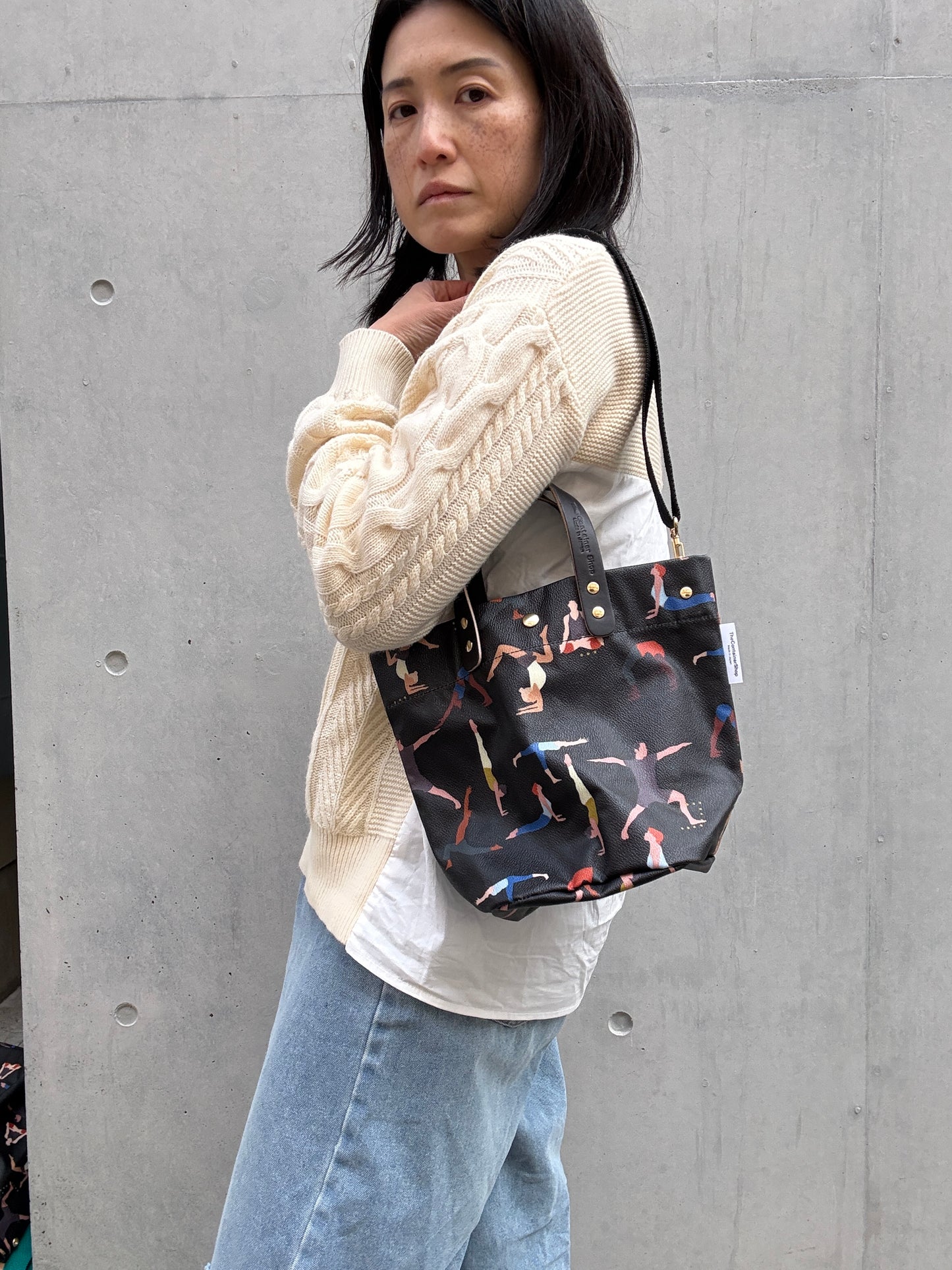 Early April <Limited Quantity> "Lightweight and Wipeable" Coated PVC (Round Bottom Bag) Namaste