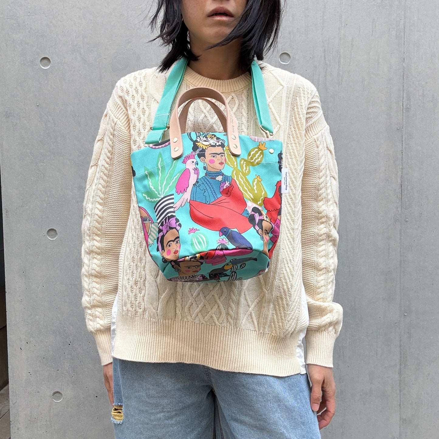 4月中旬発送＜数量限定＞「軽くて拭ける」Coated PVC（丸底バッグ）Frida con la Plums