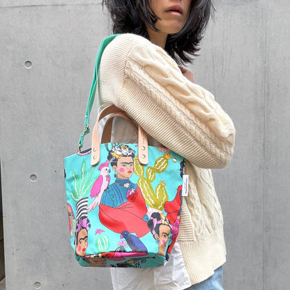 4月中旬発送＜数量限定＞「軽くて拭ける」Coated PVC（丸底バッグ）Frida con la Plums