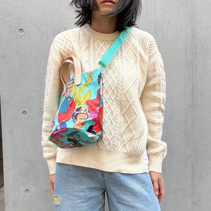 4月中旬発送＜数量限定＞「軽くて拭ける」Coated PVC（丸底バッグ）Frida con la Plums