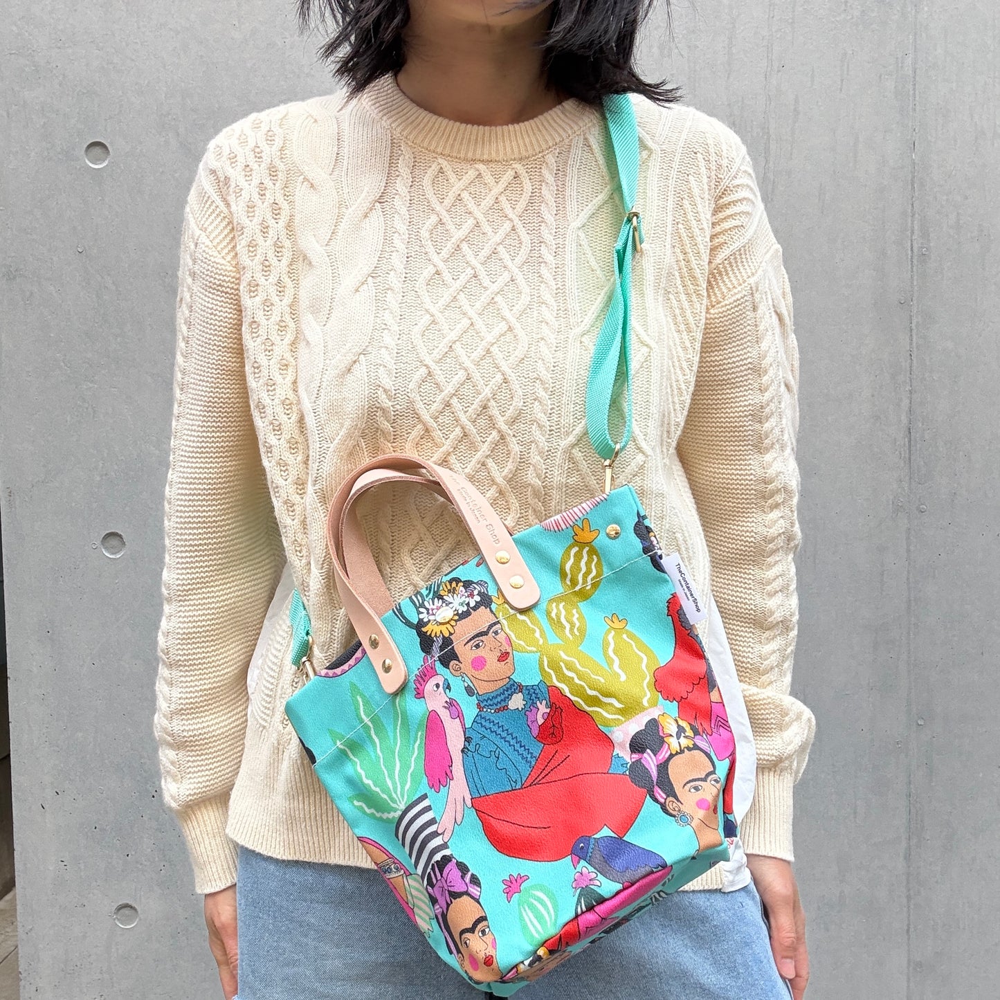 4月中旬発送＜数量限定＞「軽くて拭ける」Coated PVC（丸底バッグ）Frida con la Plums