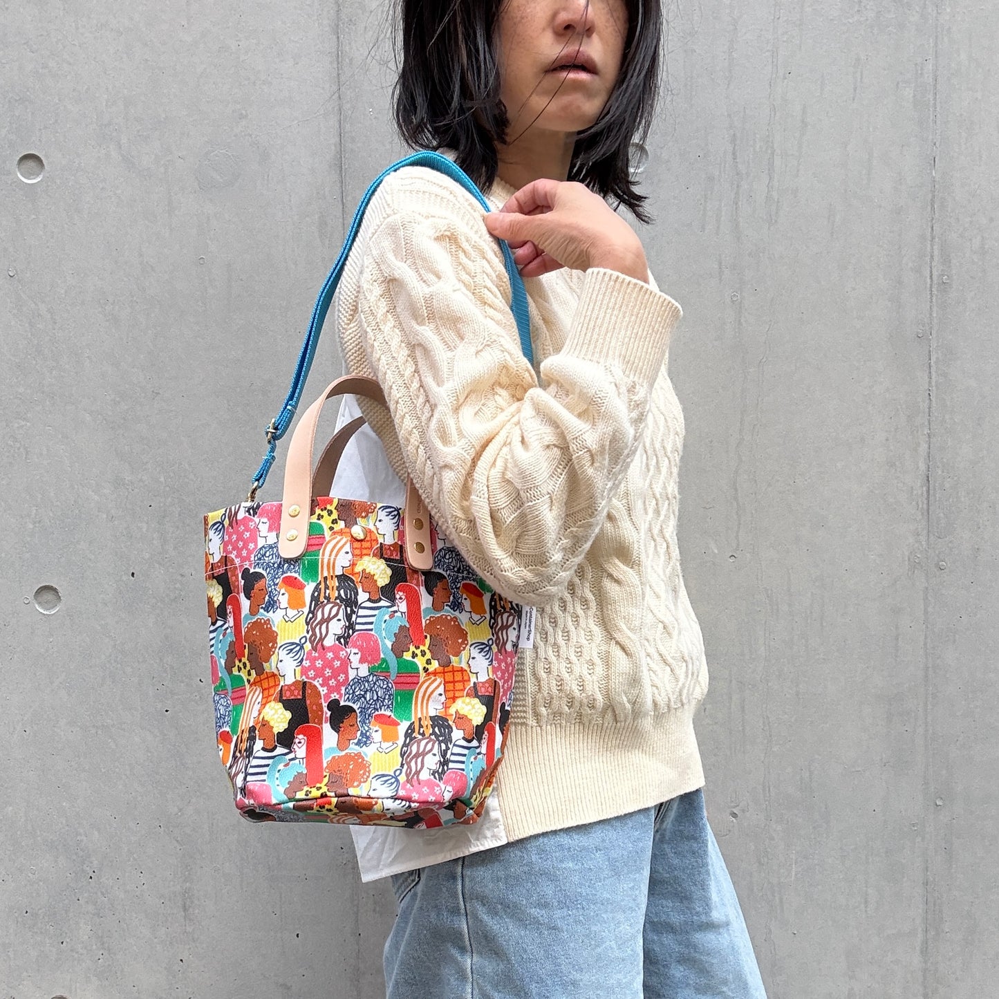 <Limited Quantity> "Lightweight and Easy to Wipe" Coated PVC (Round Bottom Bag) Strong Together