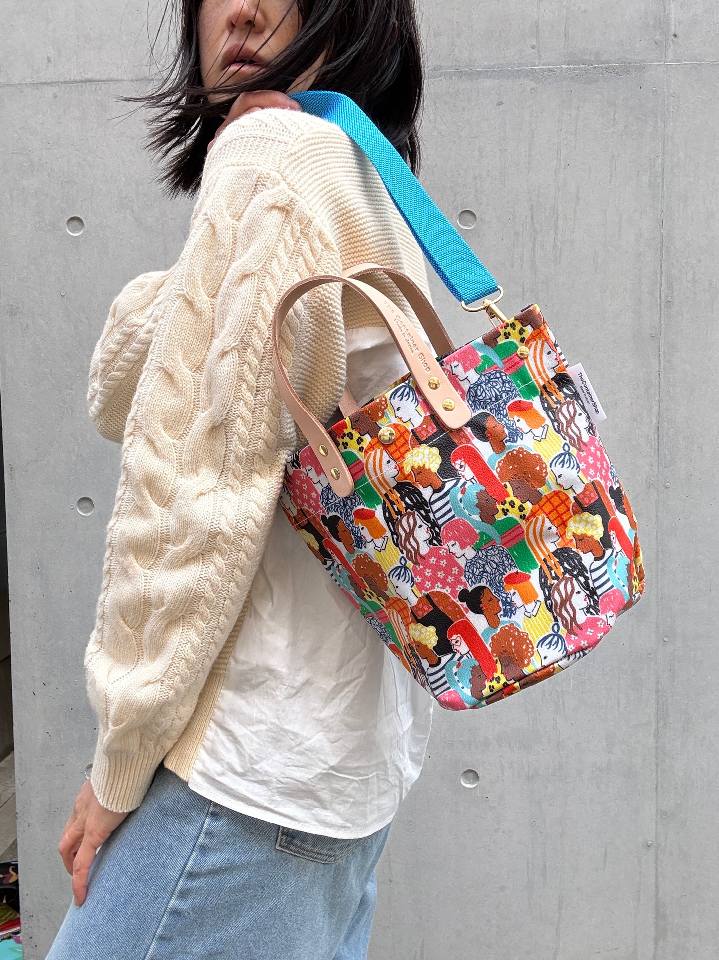 <Limited Quantity> "Lightweight and Easy to Wipe" Coated PVC (Round Bottom Bag) Strong Together