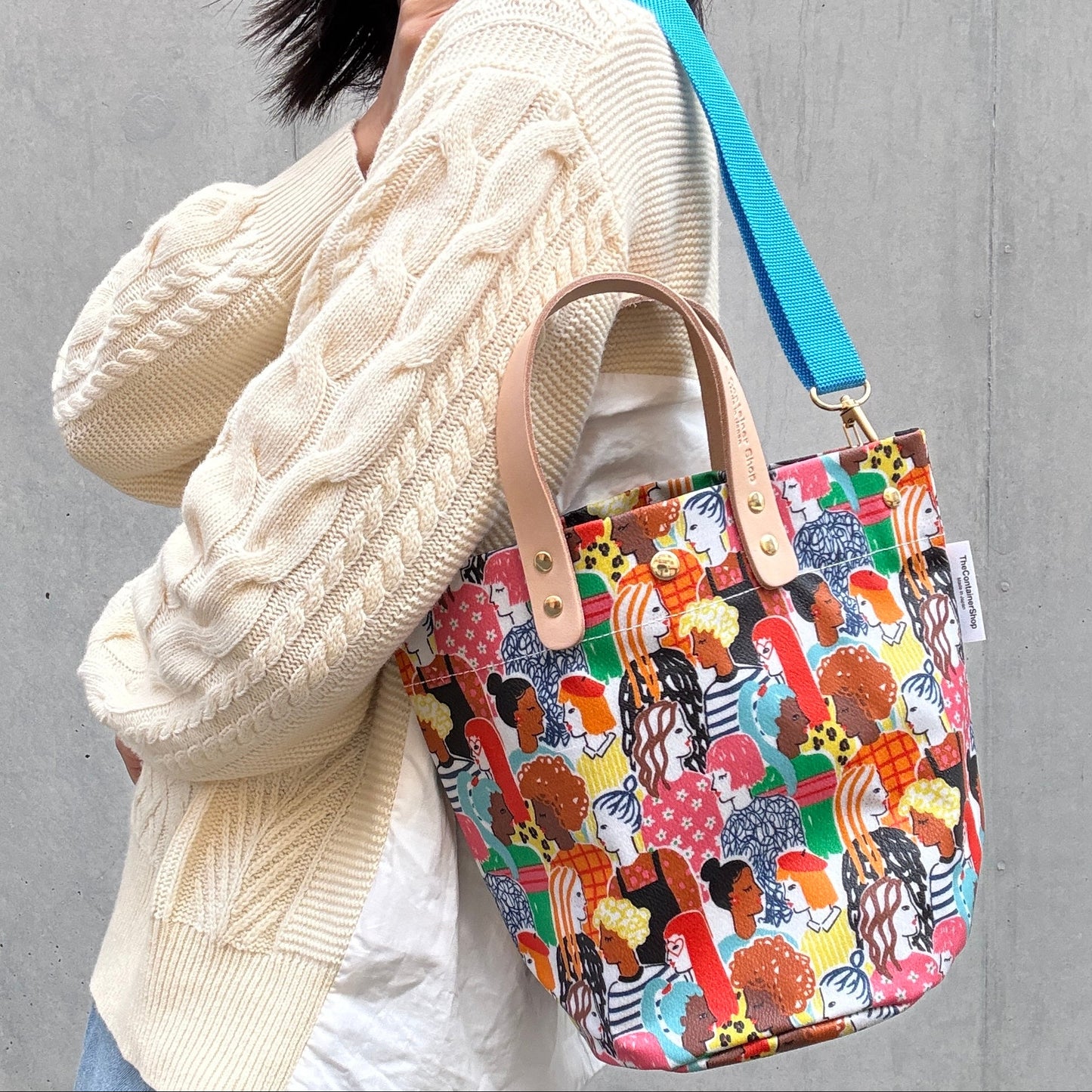 <Limited Quantity> "Lightweight and Easy to Wipe" Coated PVC (Round Bottom Bag) Strong Together