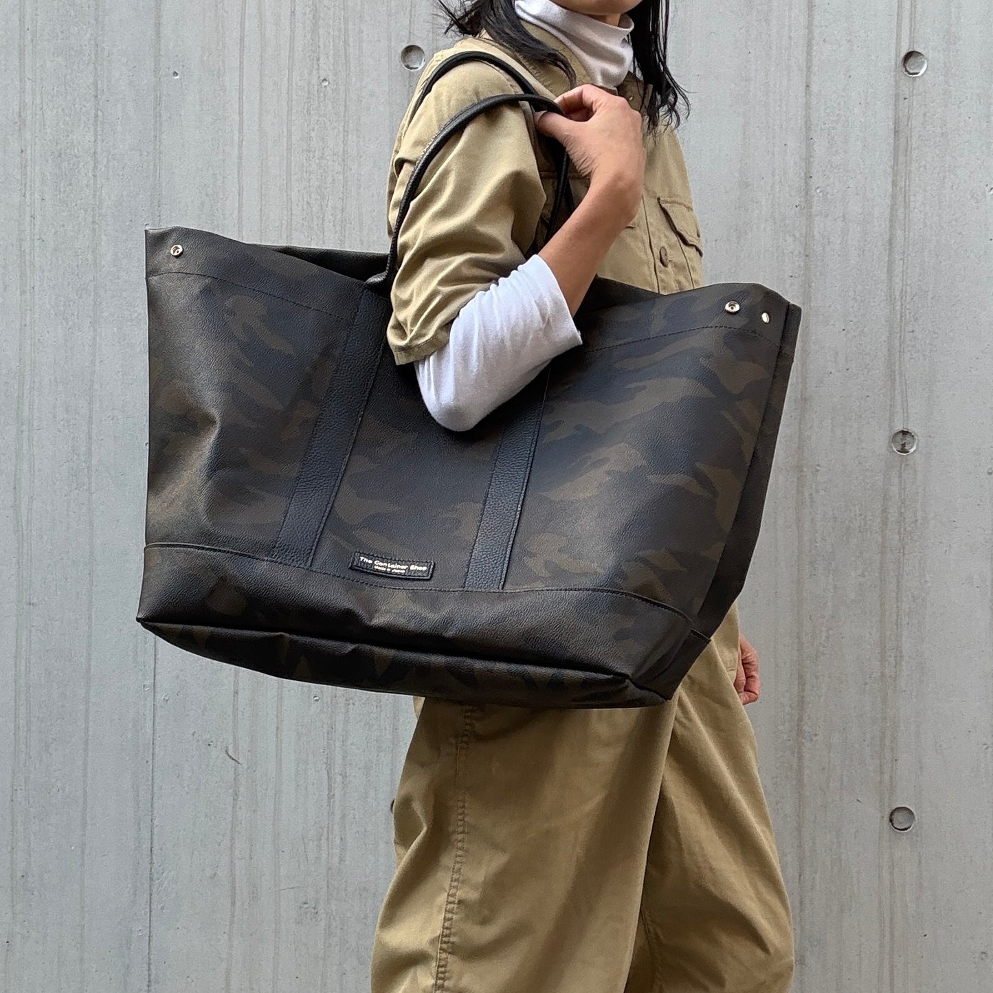 ＜先行発売＞「軽くて拭ける」Coated PVC Camouflage（トートXL）