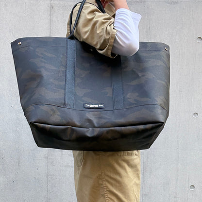 ＜先行発売＞「軽くて拭ける」Coated PVC Camouflage（トートXL）