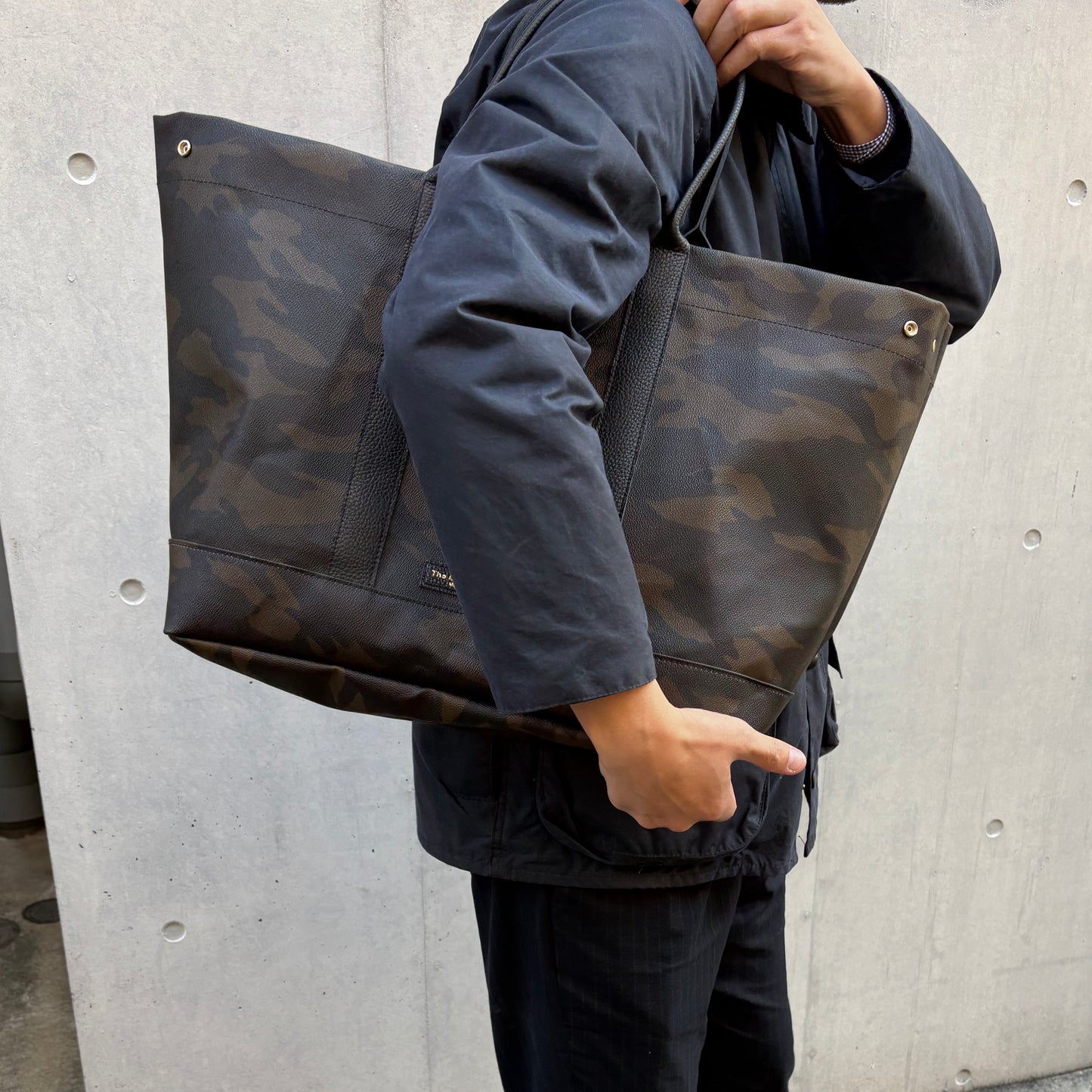 ＜先行発売＞「軽くて拭ける」Coated PVC Camouflage（トートXL）