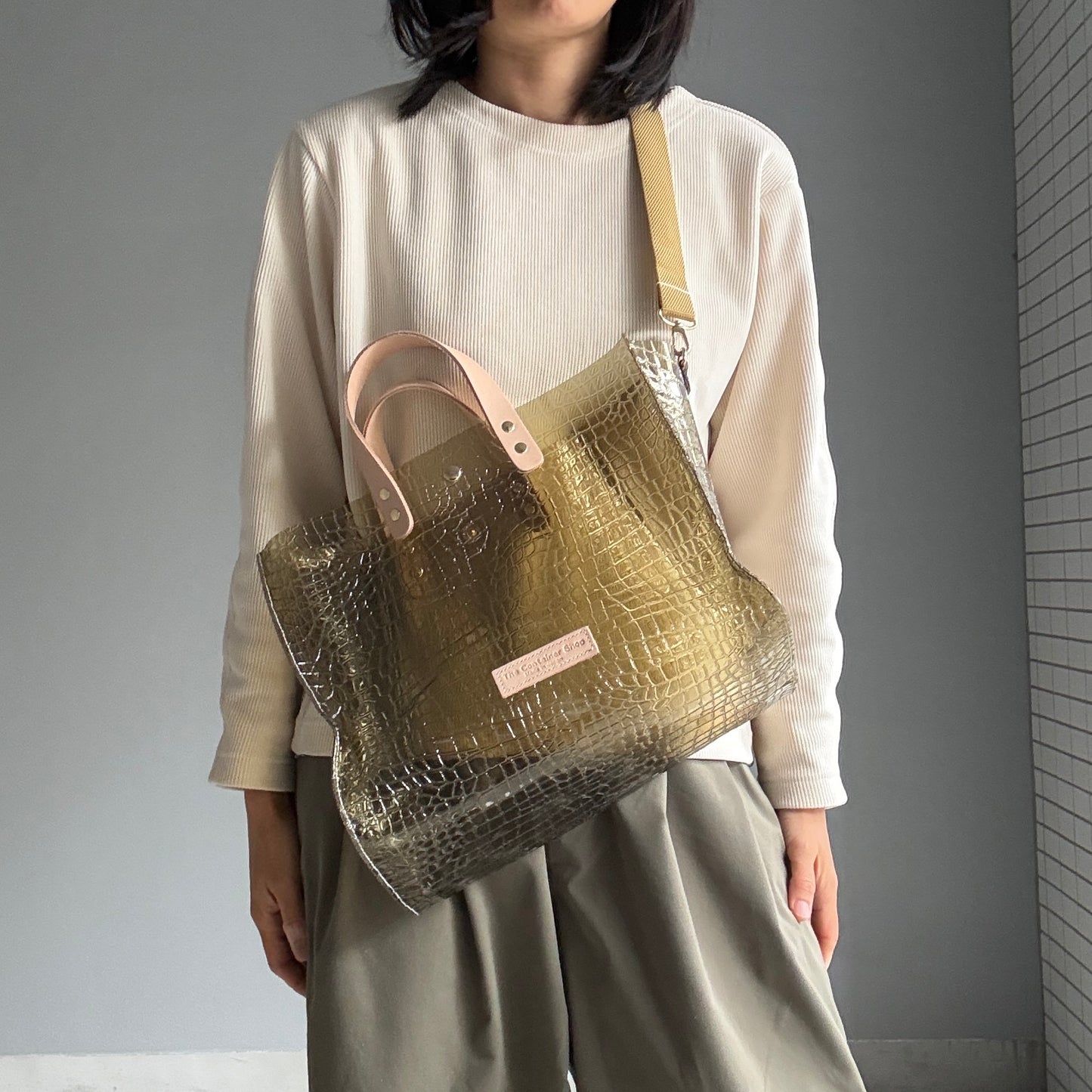 7月上旬発送＜新色＞Colored PVC(LeatherHandle)Tote L/ 🐊Crocodile Kahki Brown