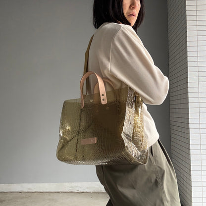 7月上旬発送＜新色＞Colored PVC(LeatherHandle)Tote L/ 🐊Crocodile Kahki Brown