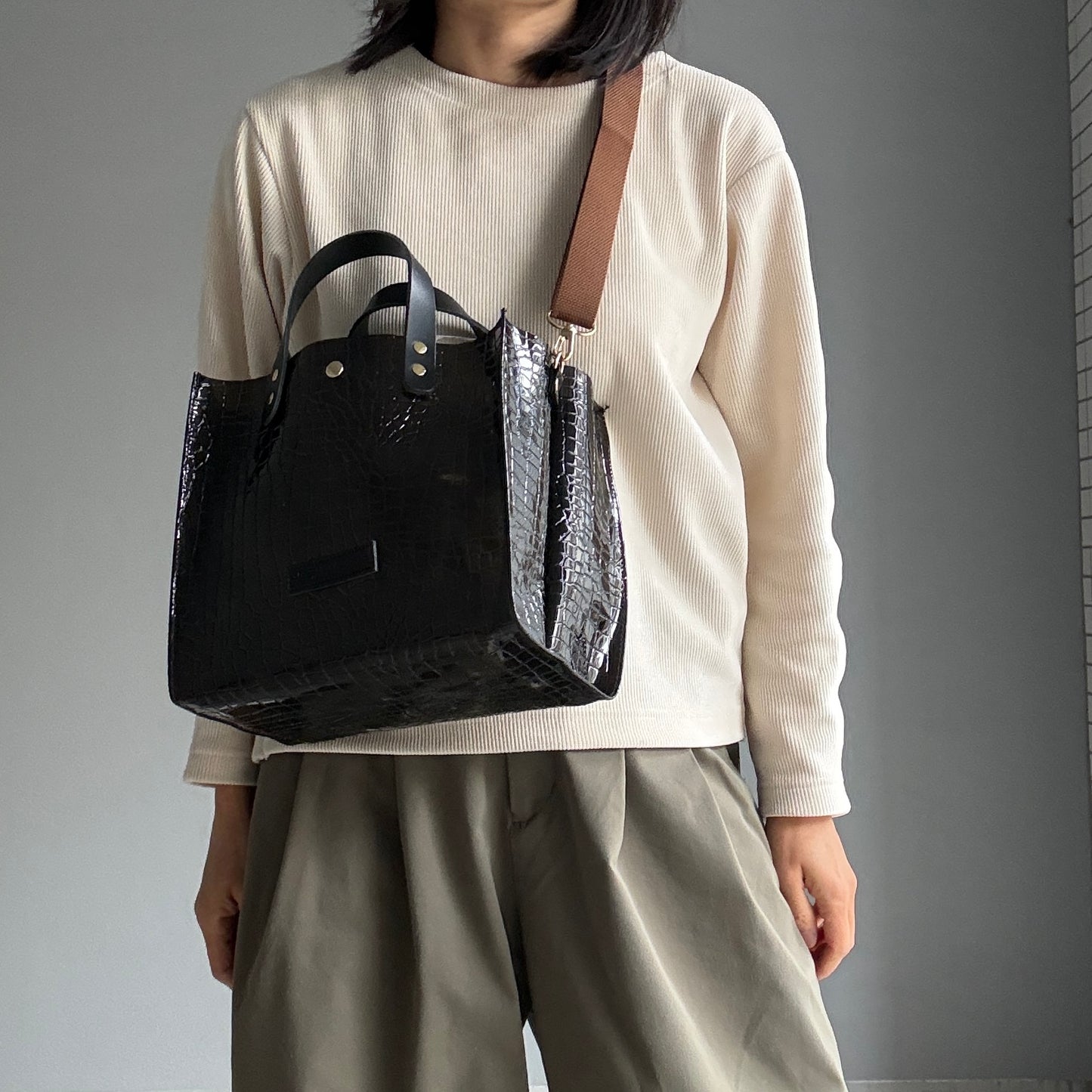 Limited stock) Early June Colored PVC (Leather Handle) Tote M / 🐊Crocodile Black