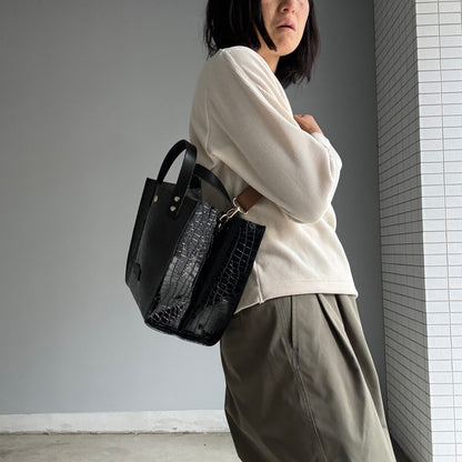 Limited stock) Early June Colored PVC (Leather Handle) Tote M / 🐊Crocodile Black