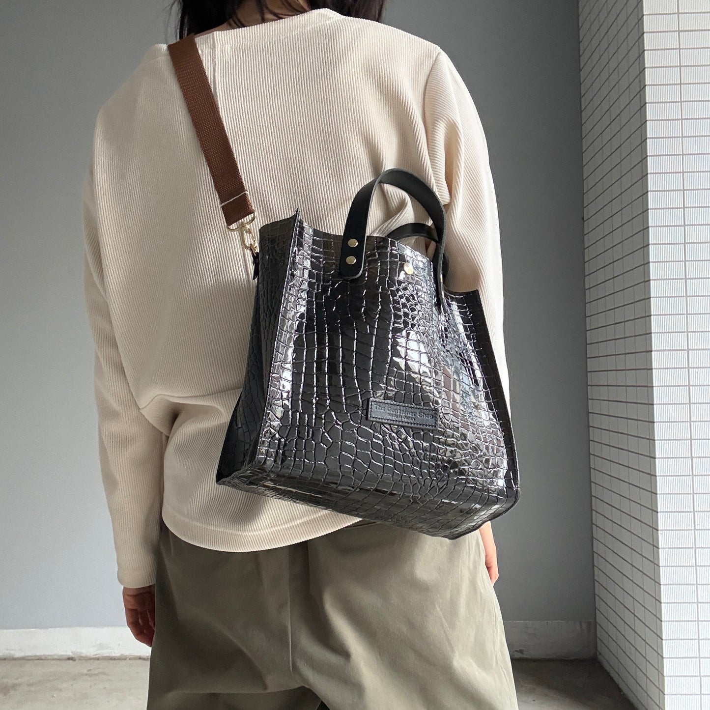 Limited stock) Early June Colored PVC (Leather Handle) Tote M / 🐊Crocodile Black