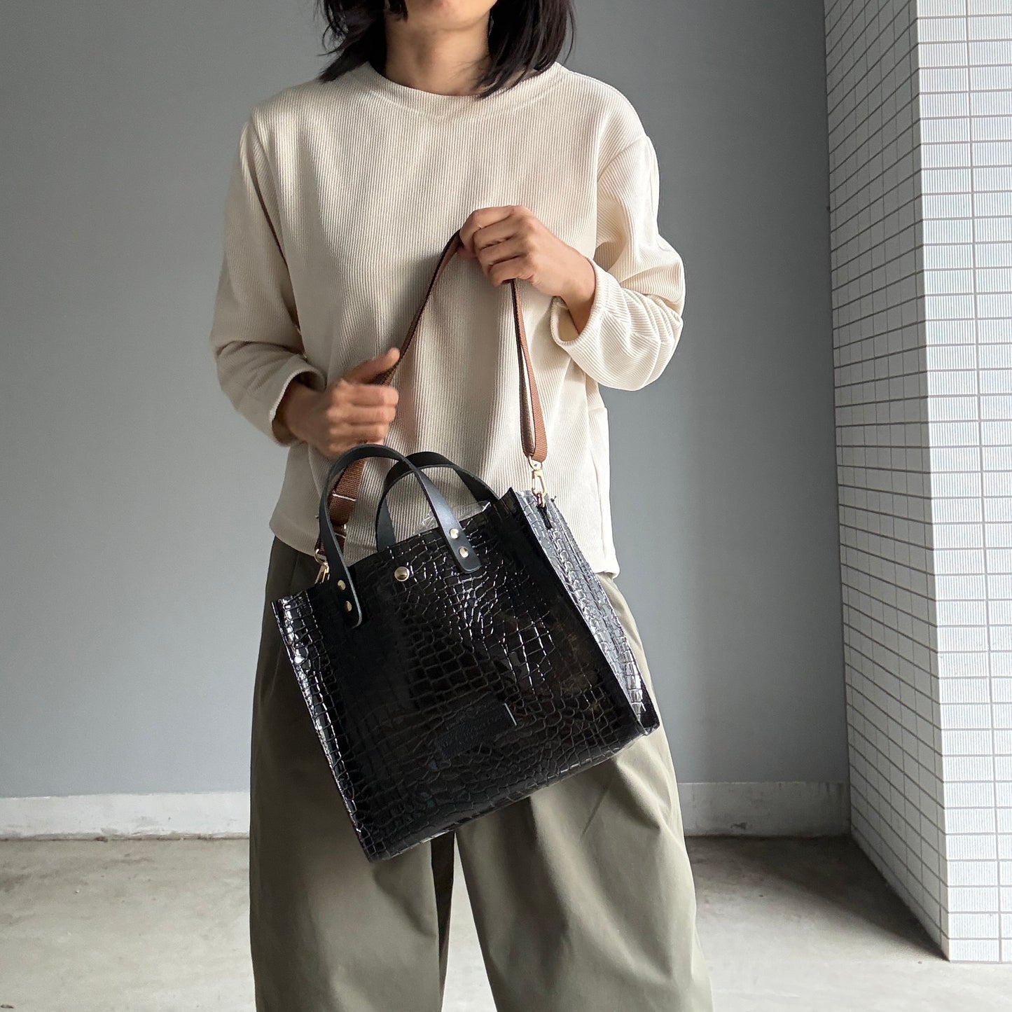 Limited stock) Early June Colored PVC (Leather Handle) Tote M / 🐊Crocodile Black