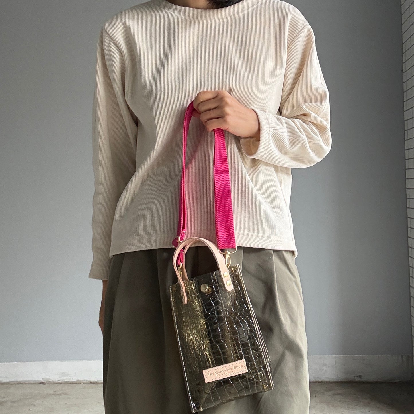 7月上旬発送予約＜新色＞Colored PVC(LeatherHandle)Pochette/🐊Crocodile Kahki Brown
