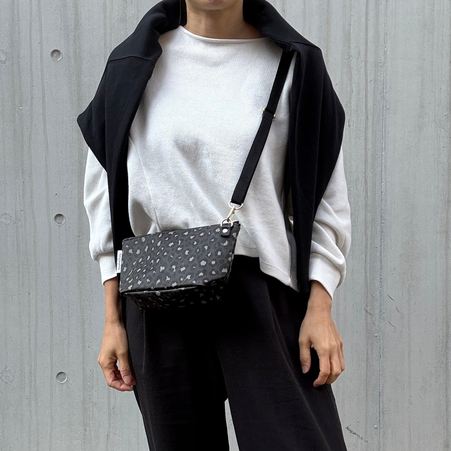 残りわずか＜数量限定＞「軽くて拭ける」Coated PVC Leopard（POCHETTE S)