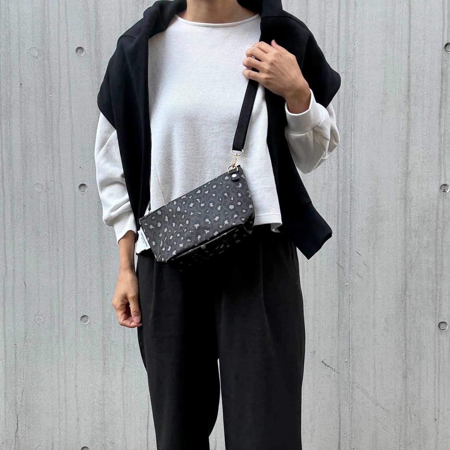 残りわずか＜数量限定＞「軽くて拭ける」Coated PVC Leopard（POCHETTE S)