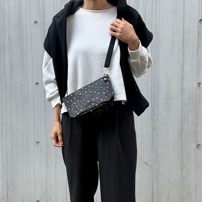 残りわずか＜数量限定＞「軽くて拭ける」Coated PVC Leopard（POCHETTE S)