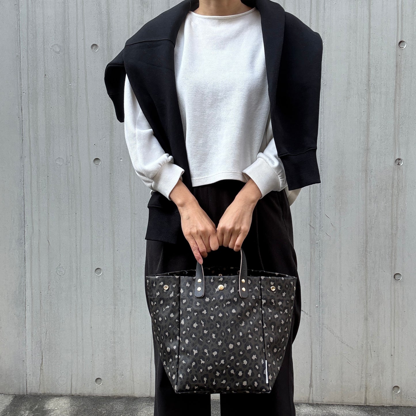 ＜数量限定＞「軽くて拭ける」Coated PVC Leopard（SQ)