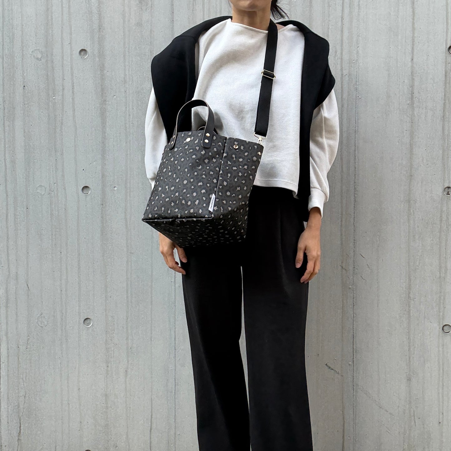 ＜数量限定＞「軽くて拭ける」Coated PVC Leopard（SQ)