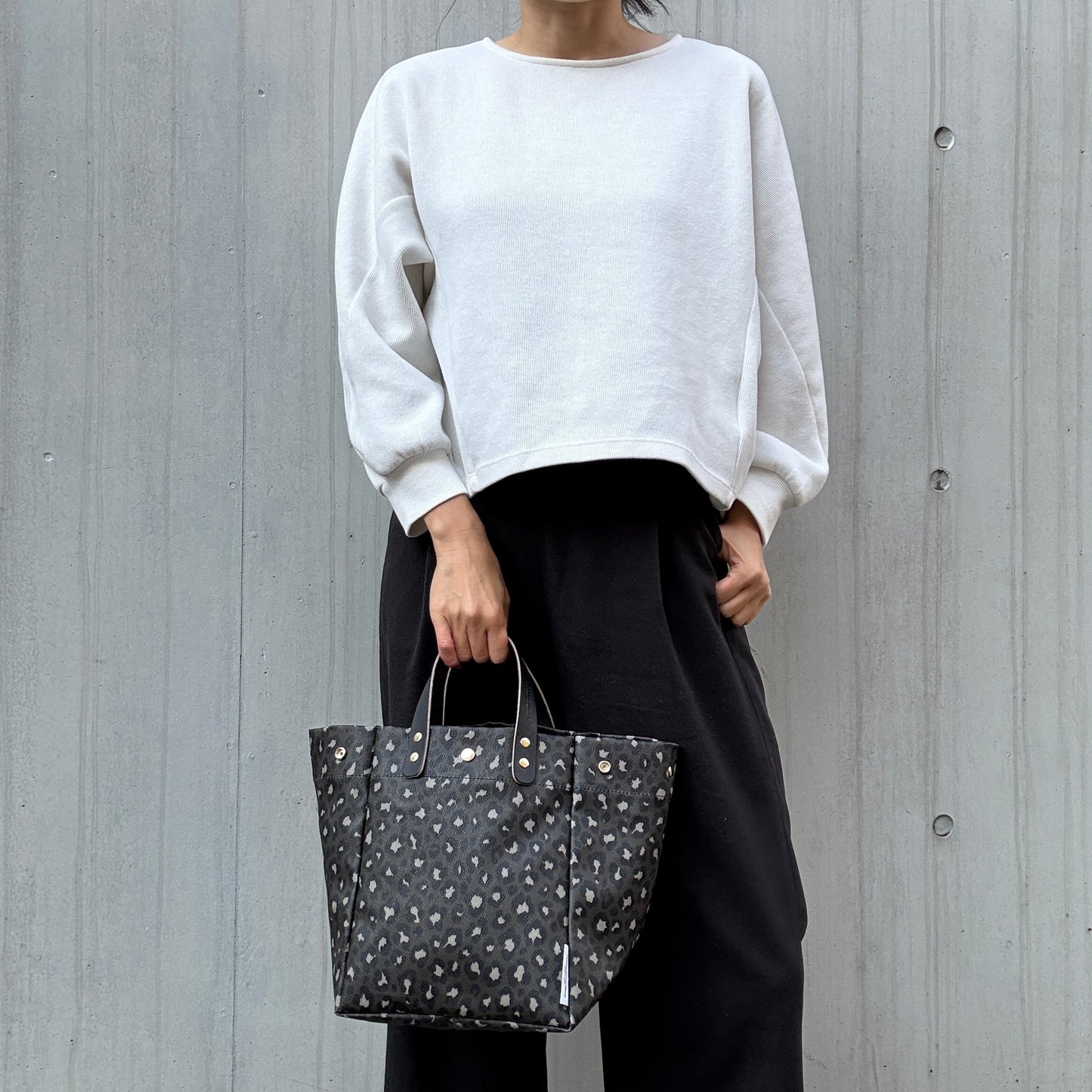 ＜数量限定＞「軽くて拭ける」Coated PVC Leopard（SQ)