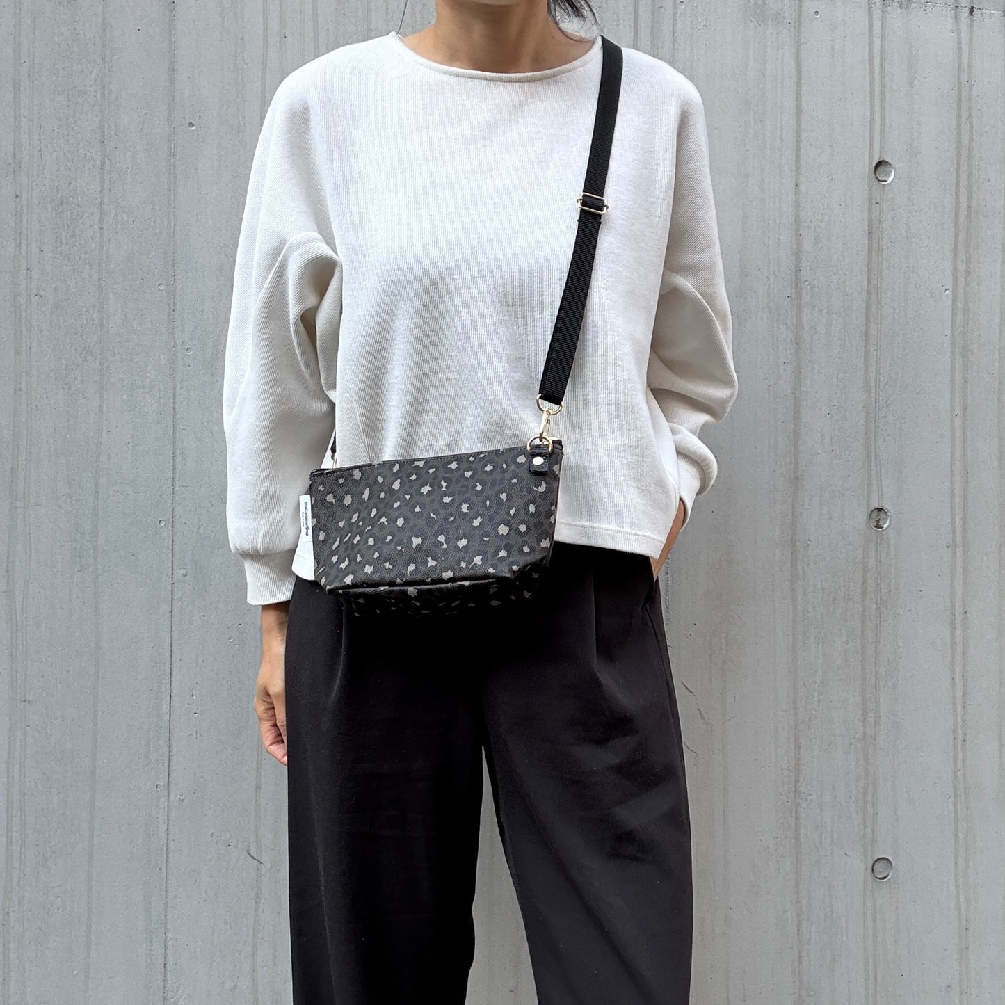 残りわずか＜数量限定＞「軽くて拭ける」Coated PVC Leopard（POCHETTE S)