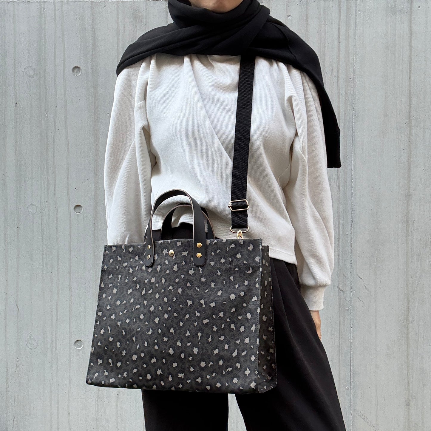 ＜数量限定＞「軽くて拭ける」Coated PVC Loepard（Rectangle L)