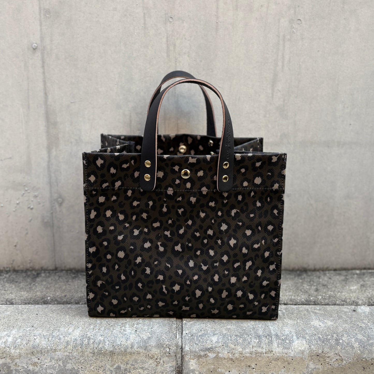 ＜数量限定＞「軽くて拭ける」Coated PVC Leopard（Rectangle M)