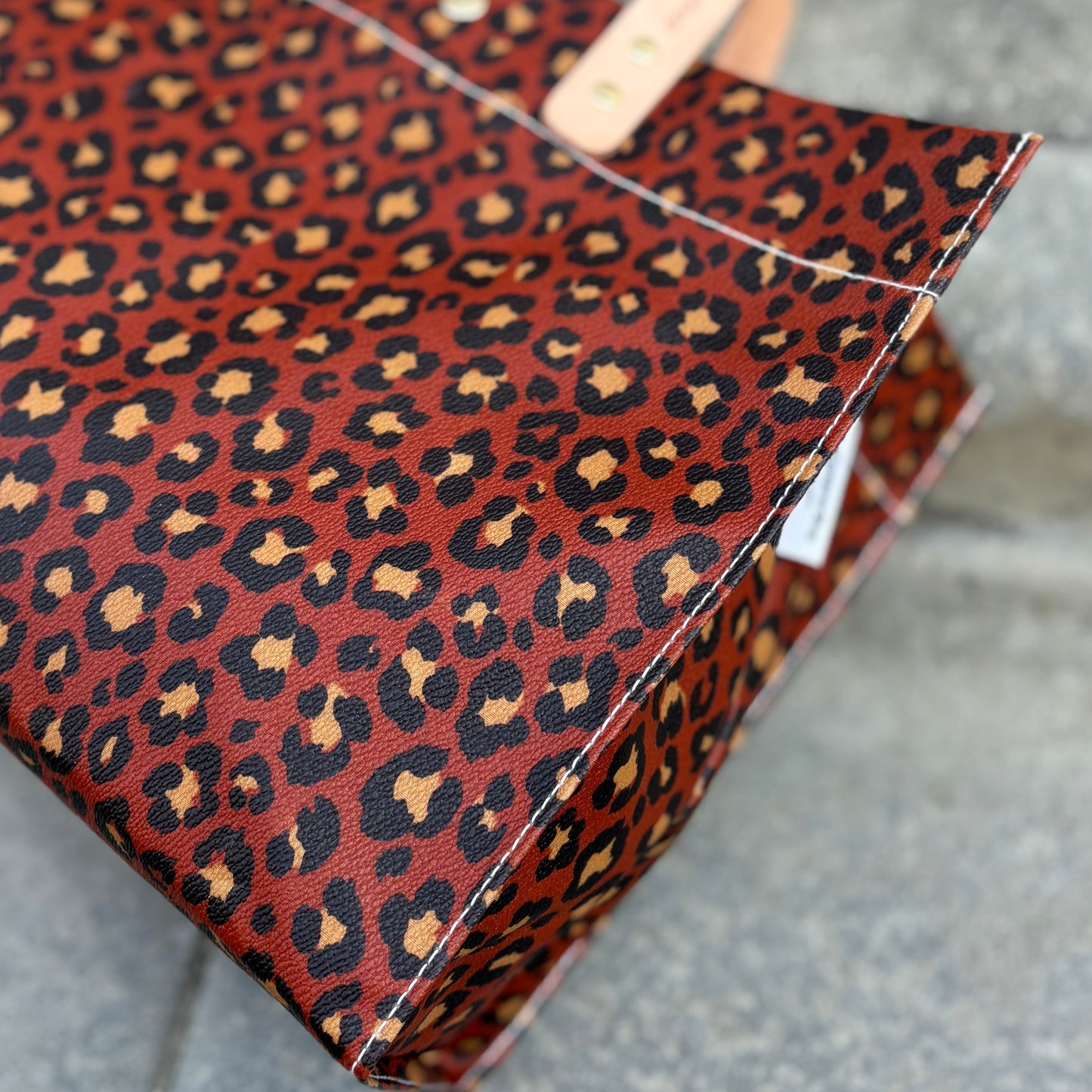 ＜数量限定＞「軽くて拭ける」Coated PVC Loepard（Rectangle L)