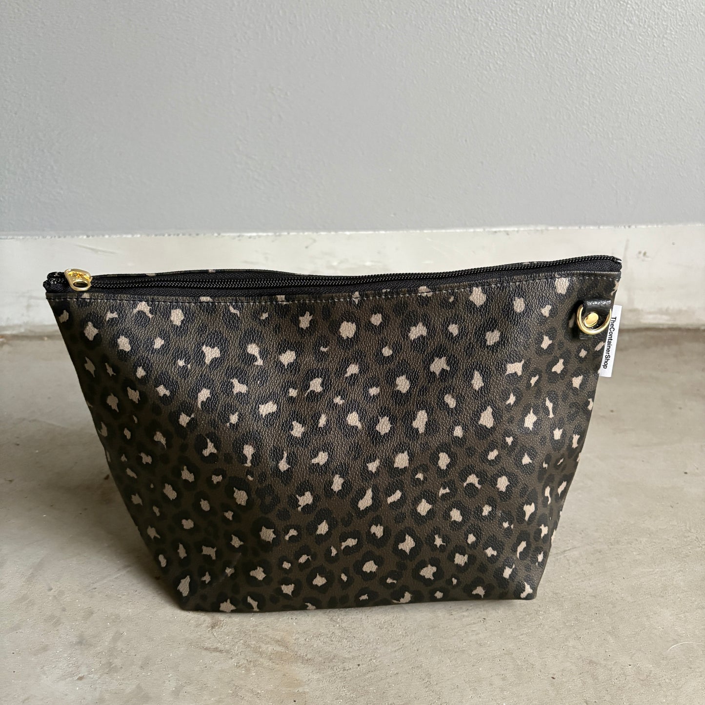 残りわずか＜数量限定＞「軽くて拭ける」Coated PVC Leopard（POCHETTE M)