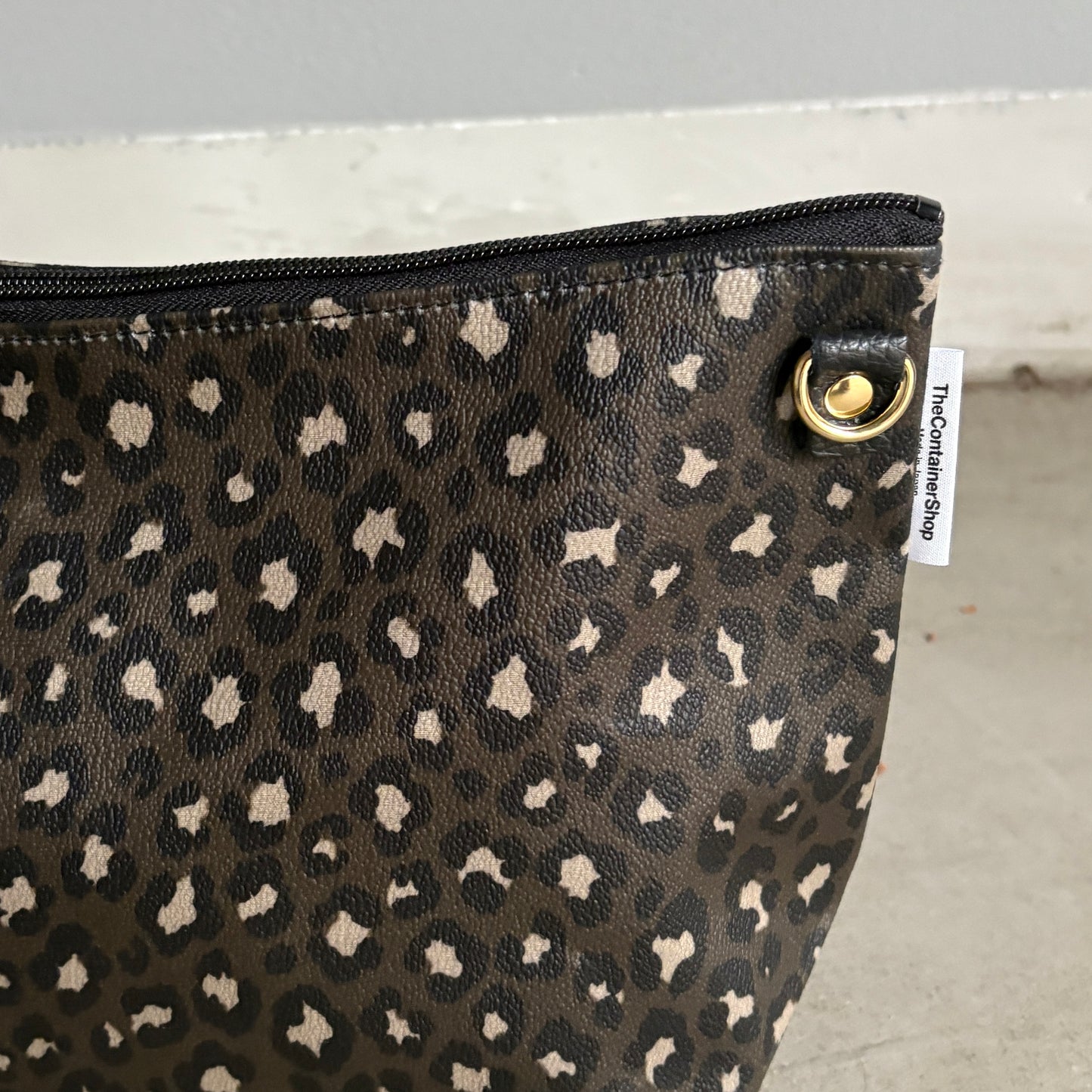 残りわずか＜数量限定＞「軽くて拭ける」Coated PVC Leopard（POCHETTE M)