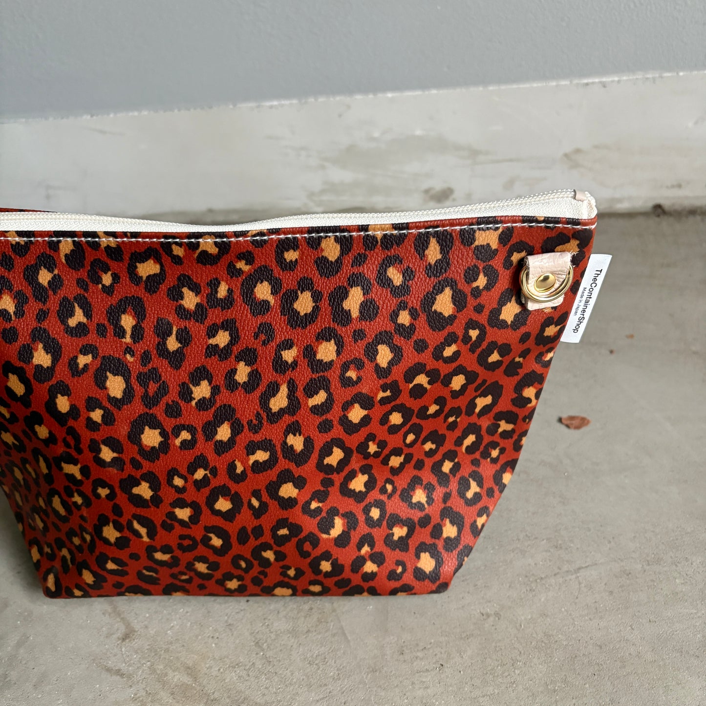 残りわずか＜数量限定＞「軽くて拭ける」Coated PVC Leopard（POCHETTE M)