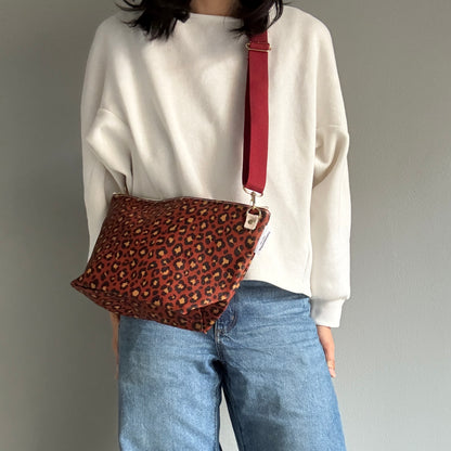 残りわずか＜数量限定＞「軽くて拭ける」Coated PVC Leopard（POCHETTE M)