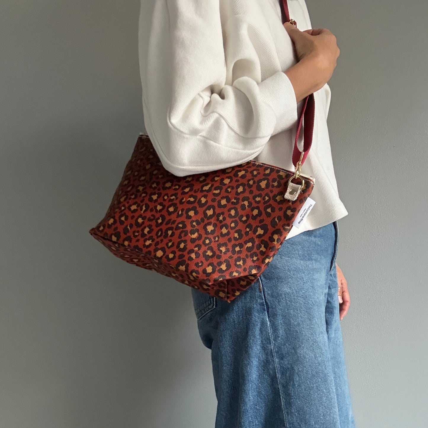 残りわずか＜数量限定＞「軽くて拭ける」Coated PVC Leopard（POCHETTE M)