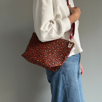 残りわずか＜数量限定＞「軽くて拭ける」Coated PVC Leopard（POCHETTE M)