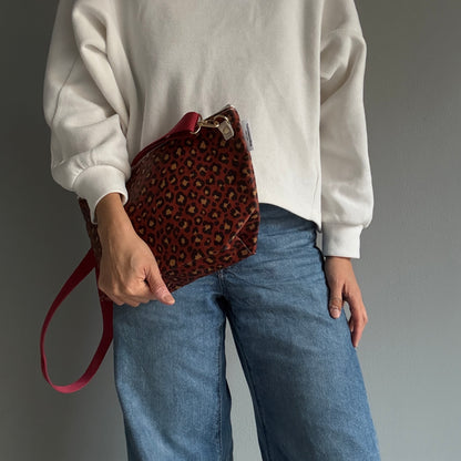 残りわずか＜数量限定＞「軽くて拭ける」Coated PVC Leopard（POCHETTE M)