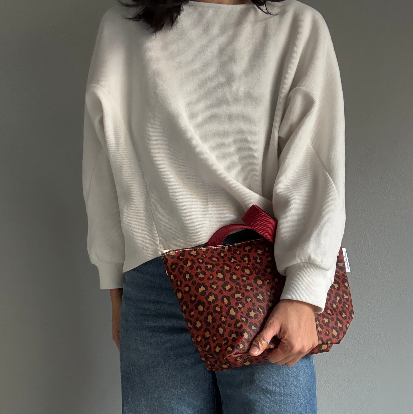 残りわずか＜数量限定＞「軽くて拭ける」Coated PVC Leopard（POCHETTE M)