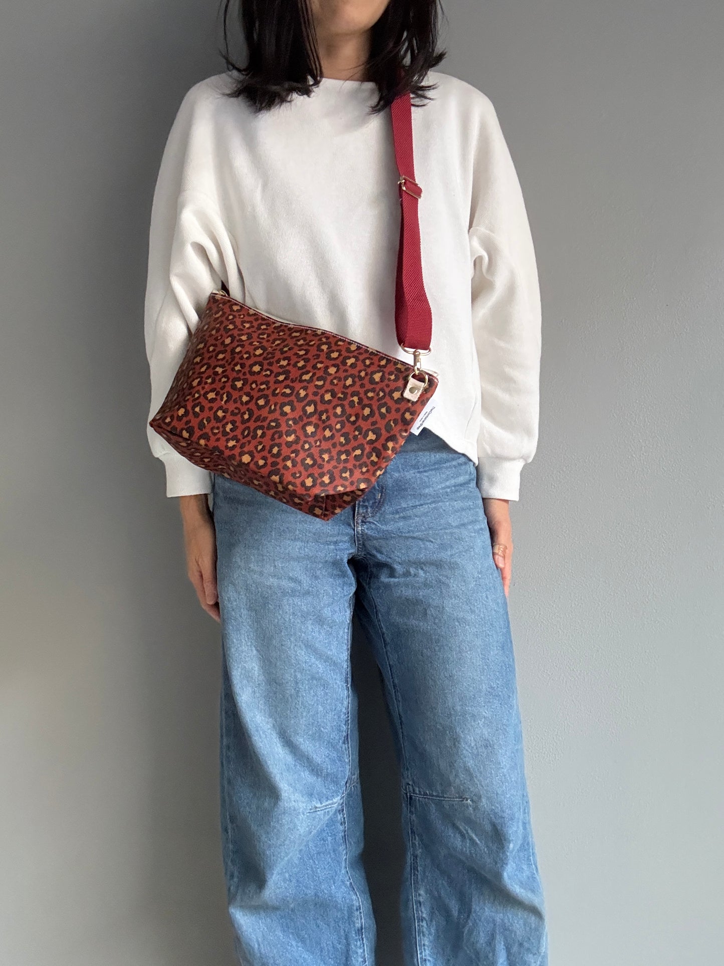 残りわずか＜数量限定＞「軽くて拭ける」Coated PVC Leopard（POCHETTE M)